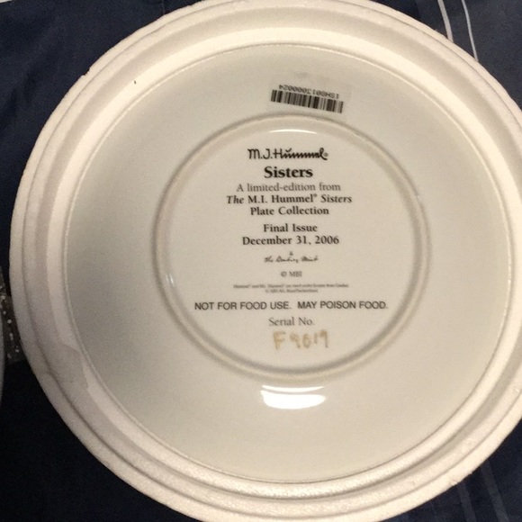 M J Hummel, Sisters Plate Collection Serial # F9019 - Picture 9 of 10